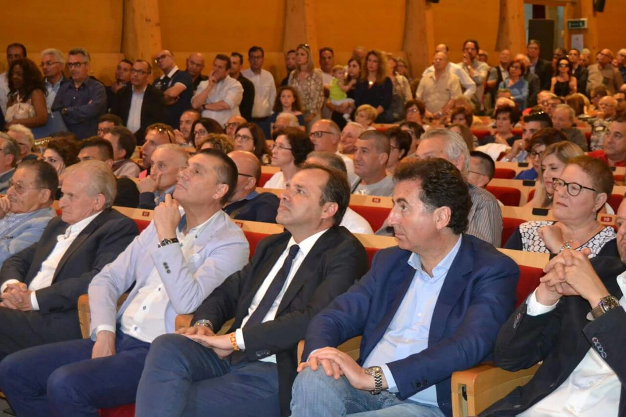 Messina accanto a Bono: ciò che resta del "quinto polo"