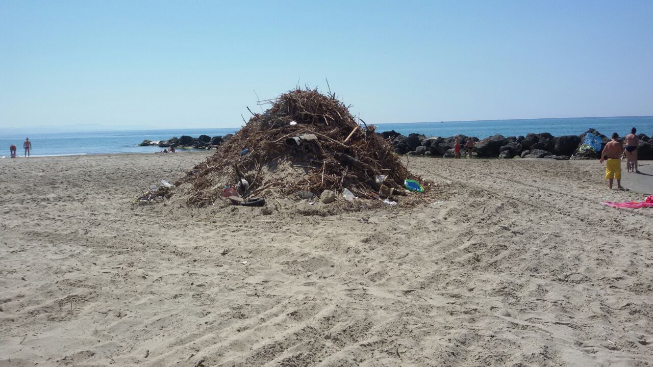 La spiaggia della Tonnara con cumuli di rifiuti accatastati, a due mesi dall'avvio della stagione balneare