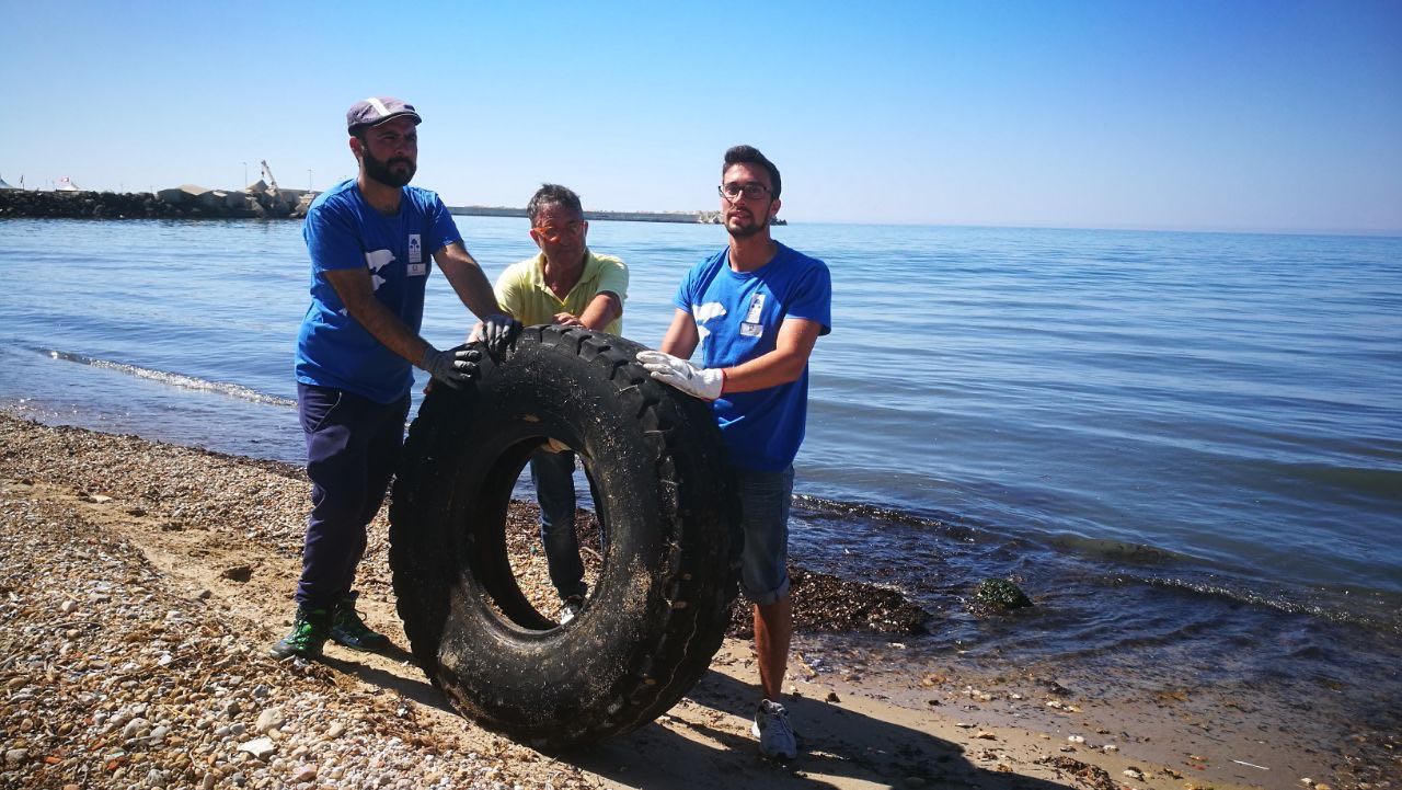 Pneumatici, cartelli stradali sradicati e residui della movida: ripulita dai volontari la spiaggia dello Stazzone