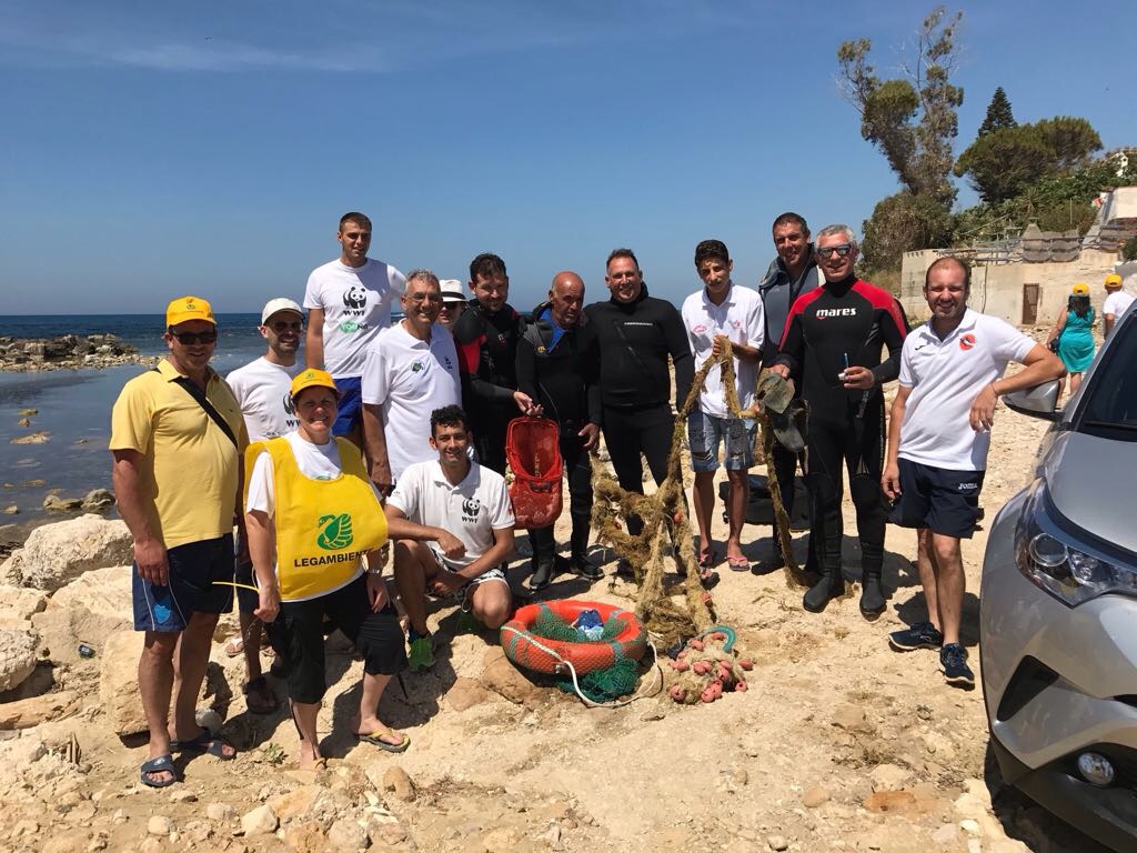 Volontari in azione anche a Menfi per pulire la spiaggia di Porto Palo