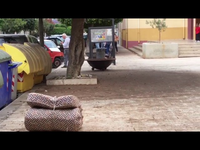 In centro a Sciacca: degrado, sporcizia, deiezioni canine, un materasso abbandonato da quattro giorni e panni stesi