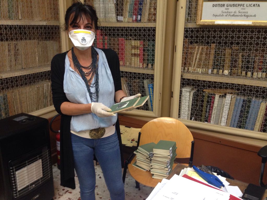 Catalogazione dei libri della Biblioteca comunale tra polvere e umidita'