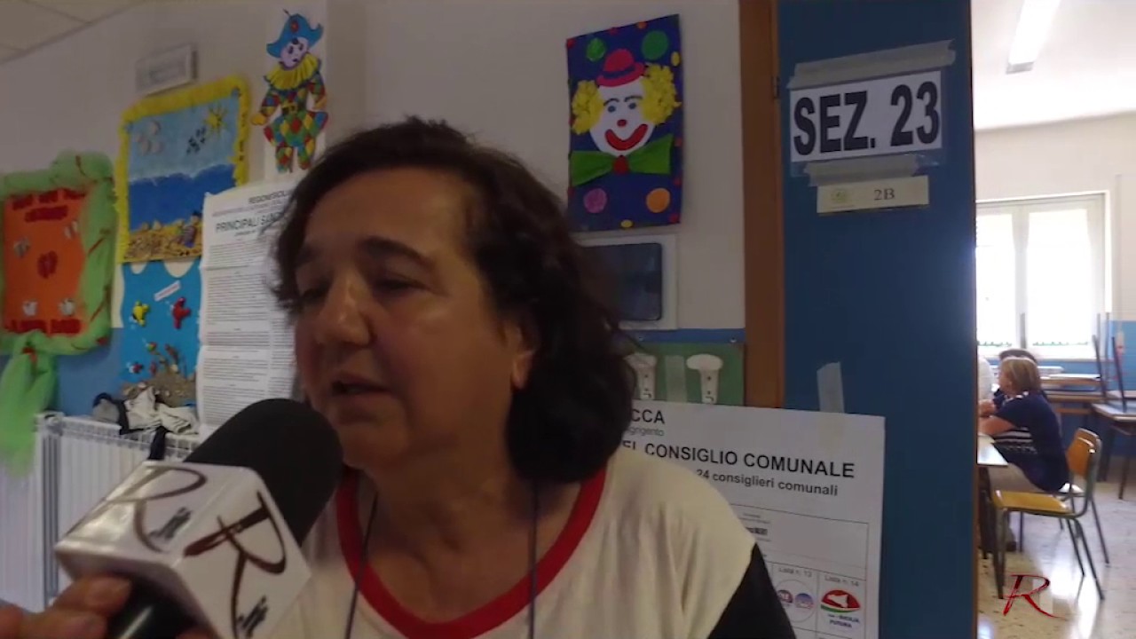 Abbigliamento succinto e un presidente di seggio invita due votanti al cambio d'abito