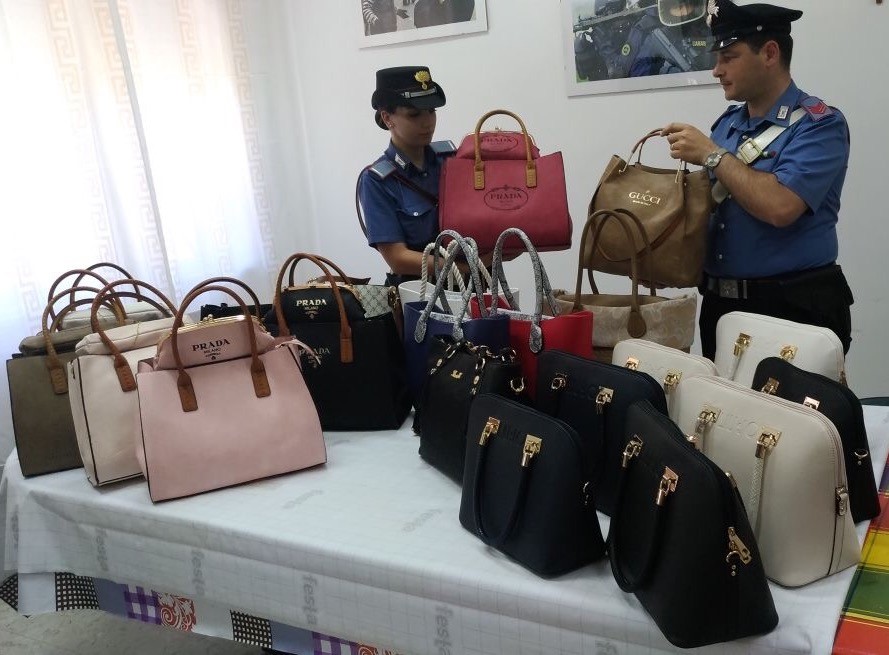 Borse e scarpe oggetto di un sequestro dei Carabinieri alla Caritas