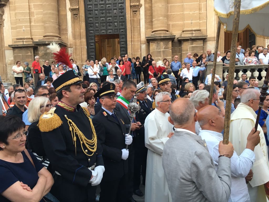 Tra sette giorni il nuovo primo cittadino di Sciacca, ieri Di Paola in processione seguito dai candidati