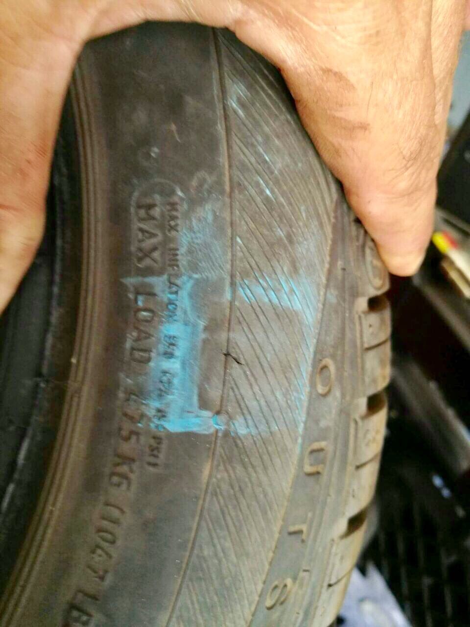 In via Figuli in azione un ignoto "buca gomme" seriale
