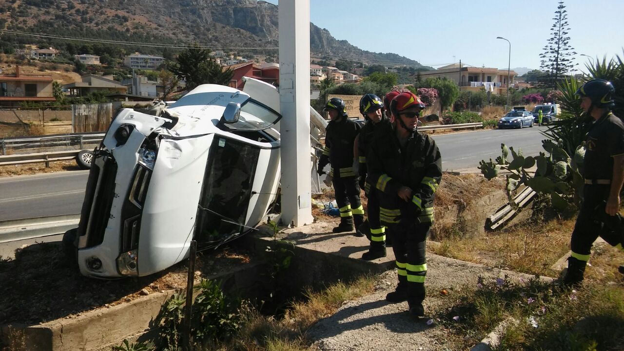 Incidente sulla 115, scontro tra due vetture. Feriti anche dei bambini