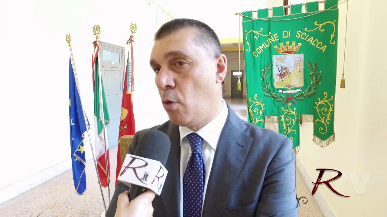 Di Paola lascia il Comune in lacrime e in polemica con la Valenti che ribadisce: "Pubblicità per l'altro candidato"