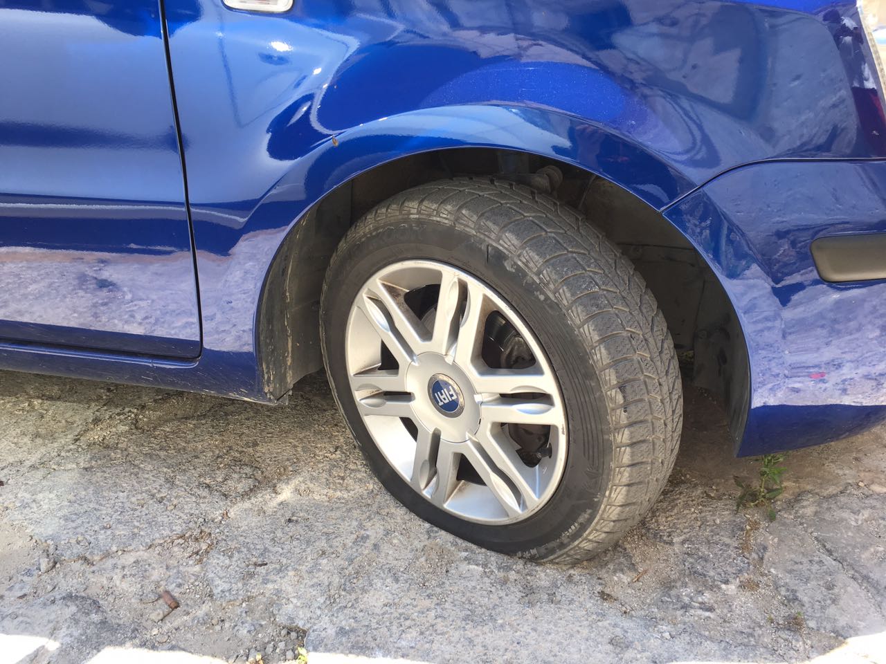 E' tornato in azione il "buca gomme seriale" nella zona di San Michele