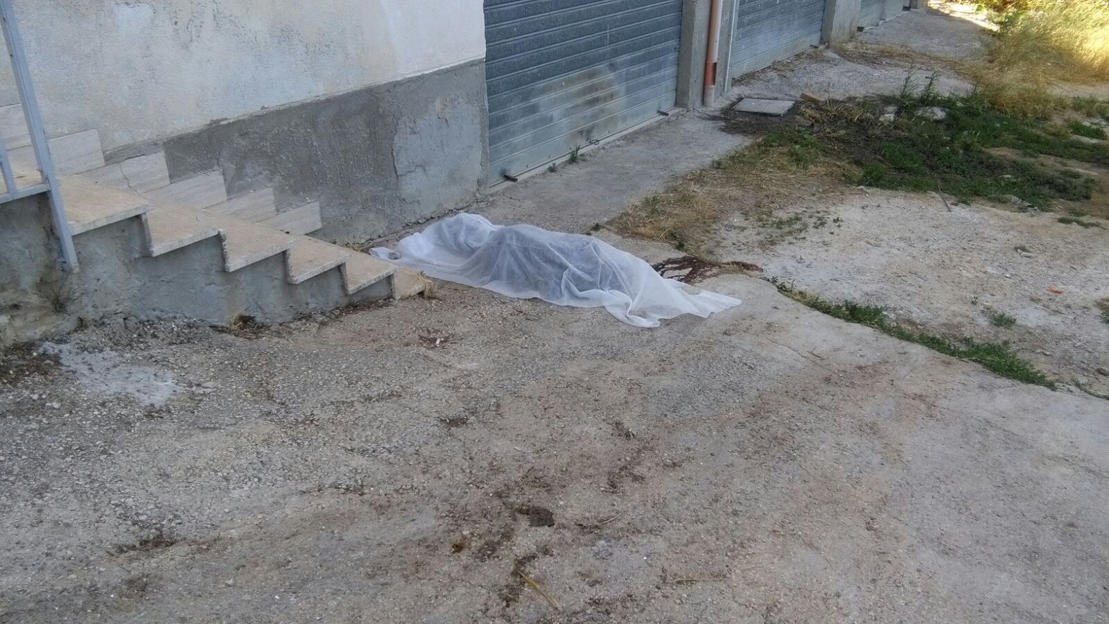 Identificato il cadavere in via Cappuccini, confermata la presenza accanto al corpo di un coltello