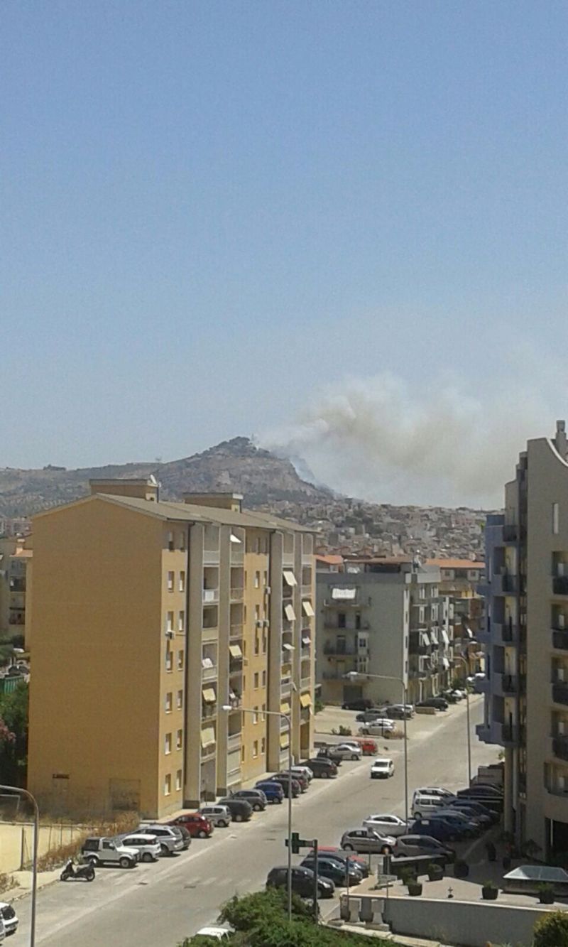 Ancora fiamme sul Monte Kronio, in arrivo mezzi aerei dei vigili del fuoco