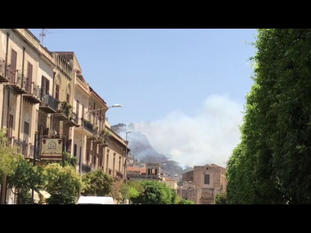 Brucia San Calogero, fiamme visibili anche dal centro