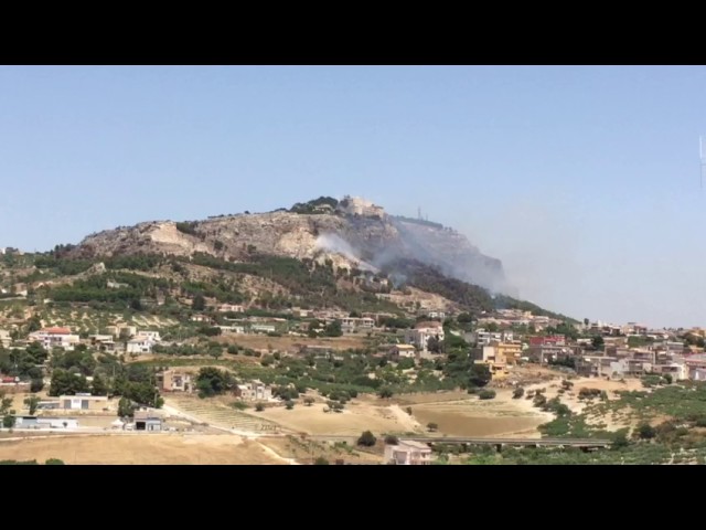 Mezzi aerei in azione per spegnere l'ennesimo incendio doloso a San Calogero, fiamme lambiscono le case