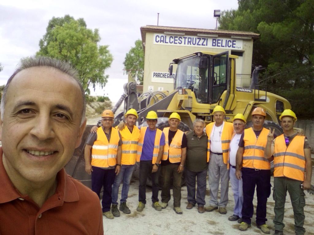 Anche i selfie questa mattina per la ripresa dell'attività della Calcestruzzi Belice
