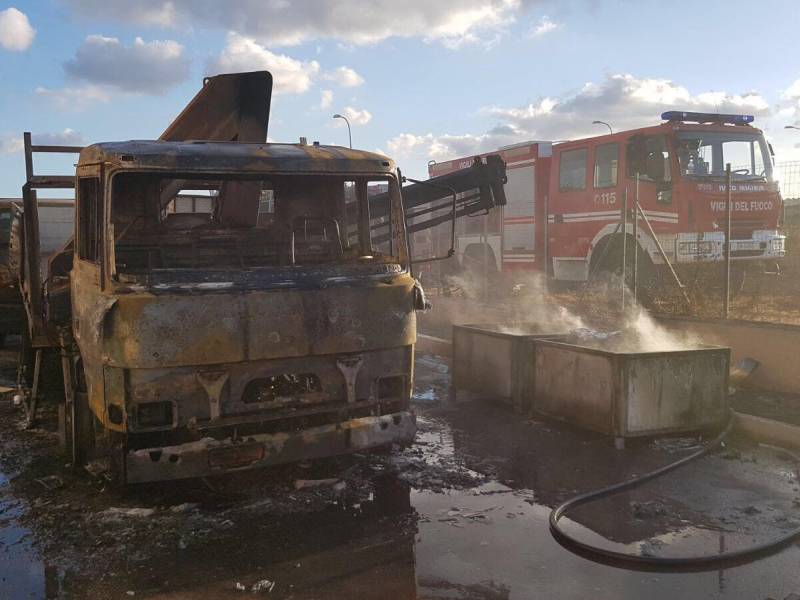 Incendio a Castelvetrano, in fiamme anche due camion