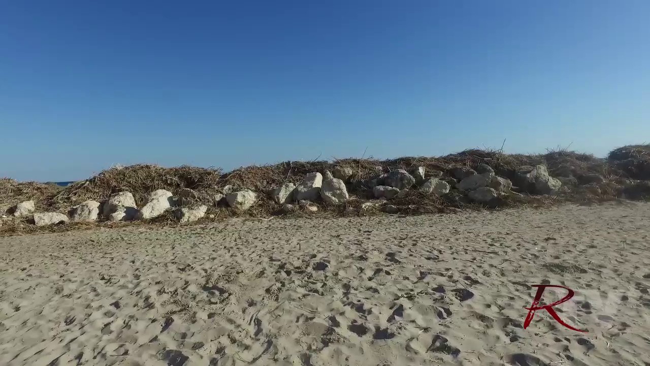 La spiaggia della Tonnara come una discarica, litorale ancora sporco