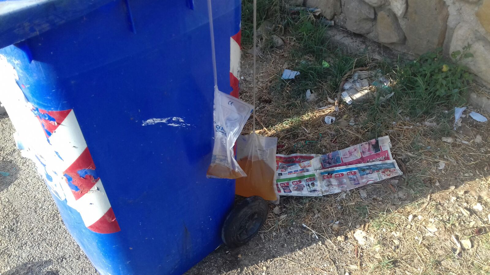 Tra i rifiuti in via Ovidio anche sacche di urina, la raccolta differenziata saccense resta al palo.