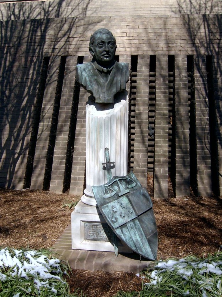 Danneggiata dai vandali la statua di Falcone nella scuola allo Zen intitolata alla sua memoria