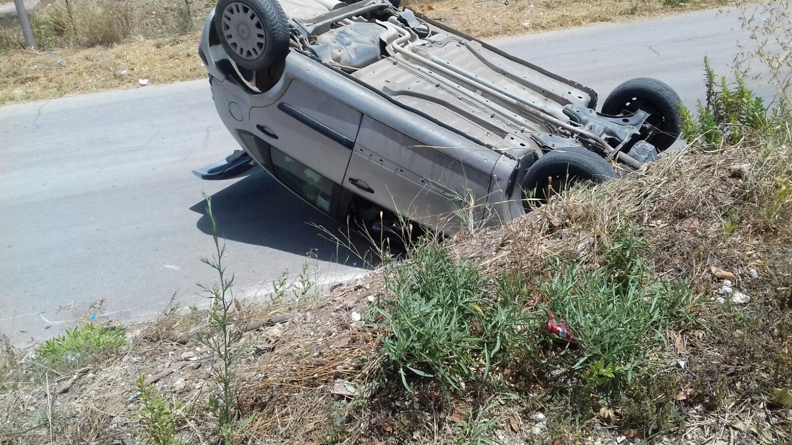 Rocambolesco incidente in via Monte Kronio, auto si ribalta