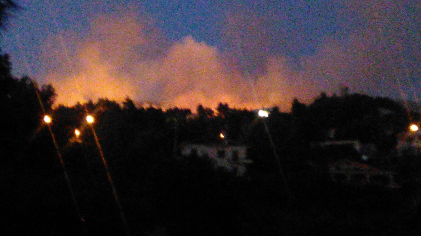 Una giornata di fuoco, brucia anche Adragna a Sambuca