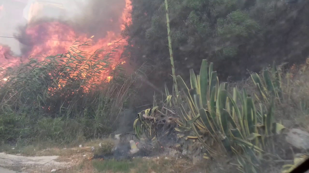 Incendi lato est di Sciacca: diversi focolai, la valle dei Bagni brucia