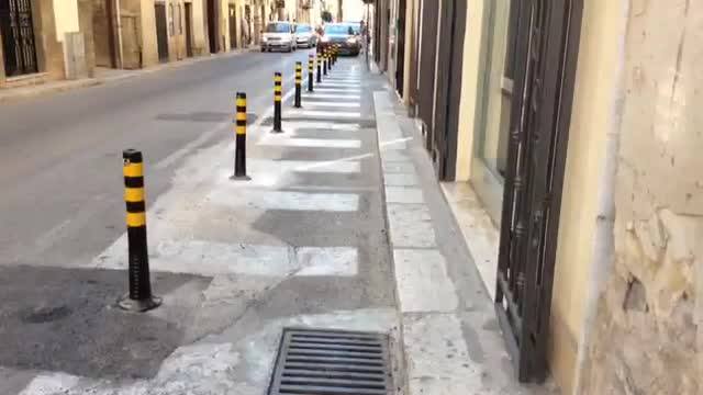 Dissuasori di parcheggio acquistati dai negozianti per evitare le vetture davanti le vetrine