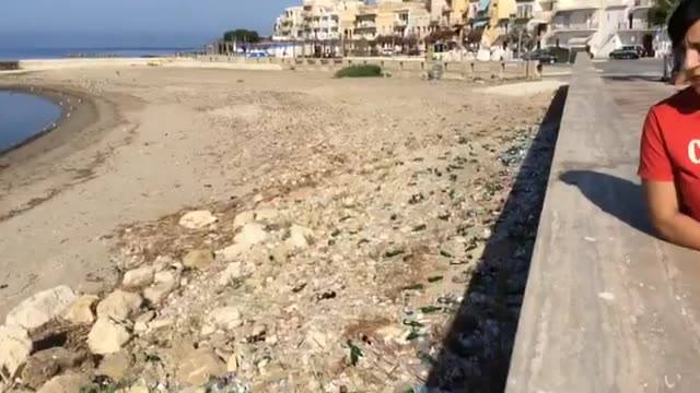 Vanificato il lavoro dei volontari di Sciacca Pulita, un tappeto di bottiglie sulla spiaggia dello Stazzone