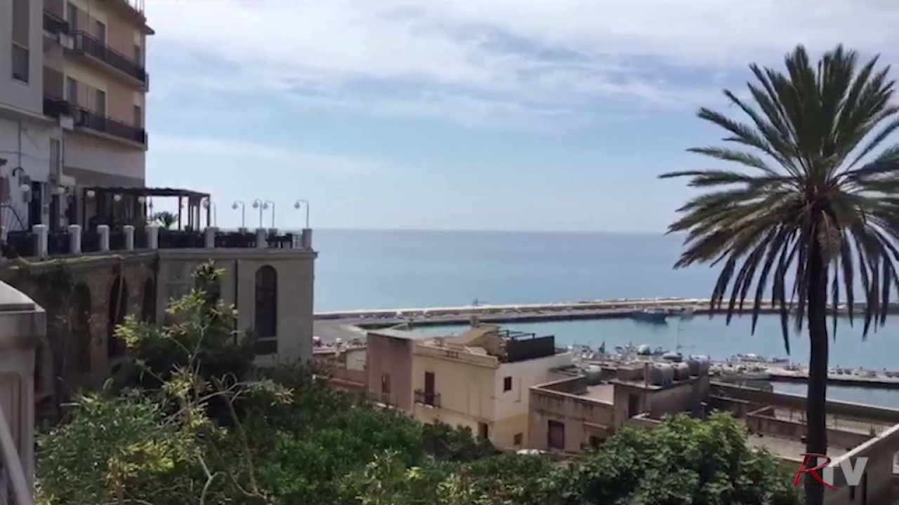 Pattume e piscio sotto piazza Scandaliato, la vista dalla terrazza sul mare rovinata dal degrado