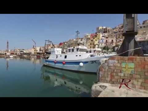 Ripulito dai rifiuti galleggianti lo specchio di mare del porto di Sciacca, attivo nuovo servizio del piano Aro