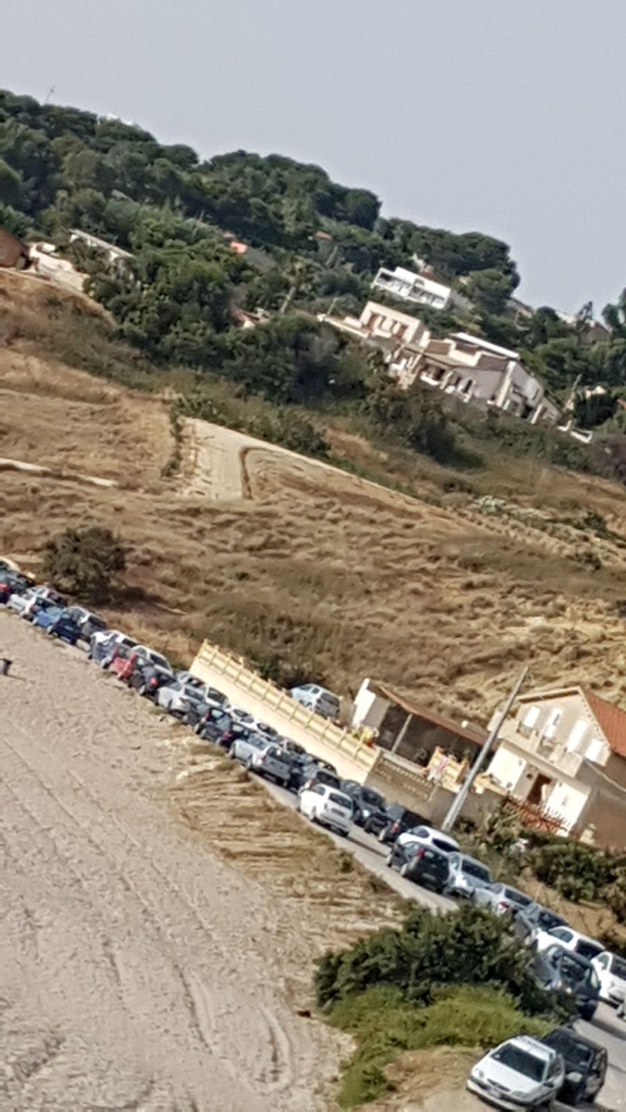 Boom del caldo, presa d'assalto la spiaggia di Capo San Marco. Ed è parcheggio selvaggio