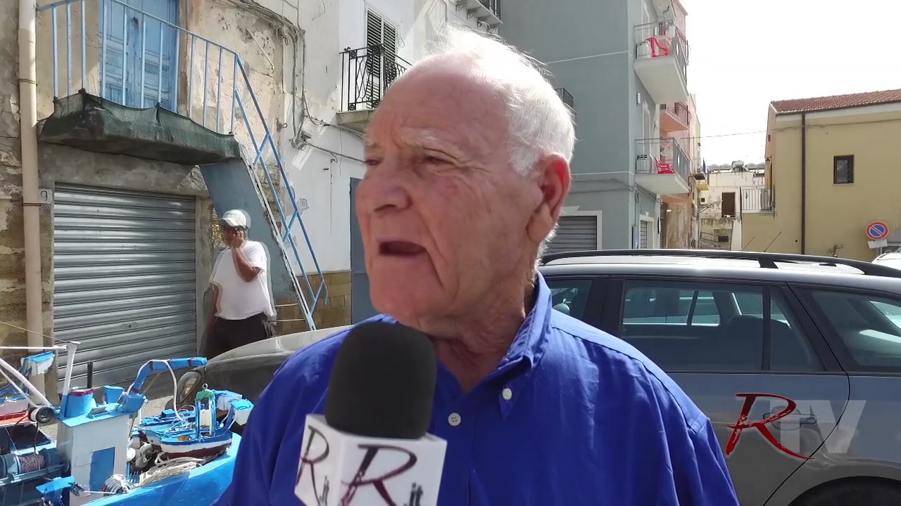 Pescatore saccense in pensione riproduce il suo natante in miniatura: nell'equipaggio c'è anche Spider-man