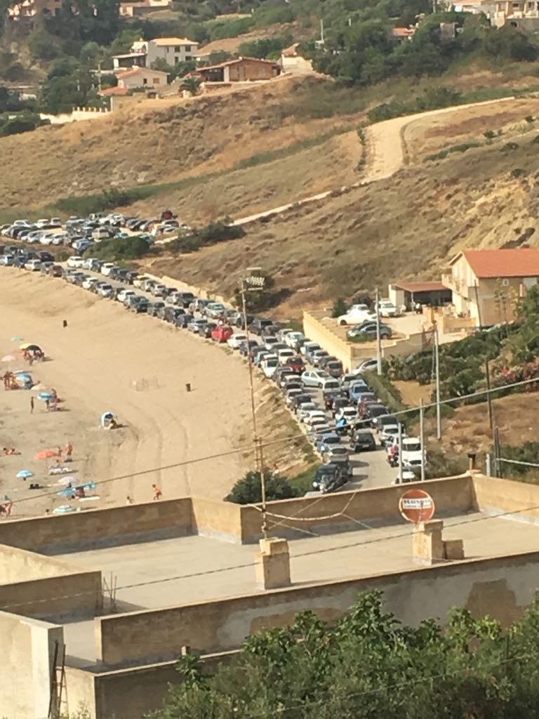 Caos auto nelle località balneari: aumenta il rischio che prima o poi accada qualcosa di grave. E ad essere preoccupate sono le stesse forze dell'ordine
