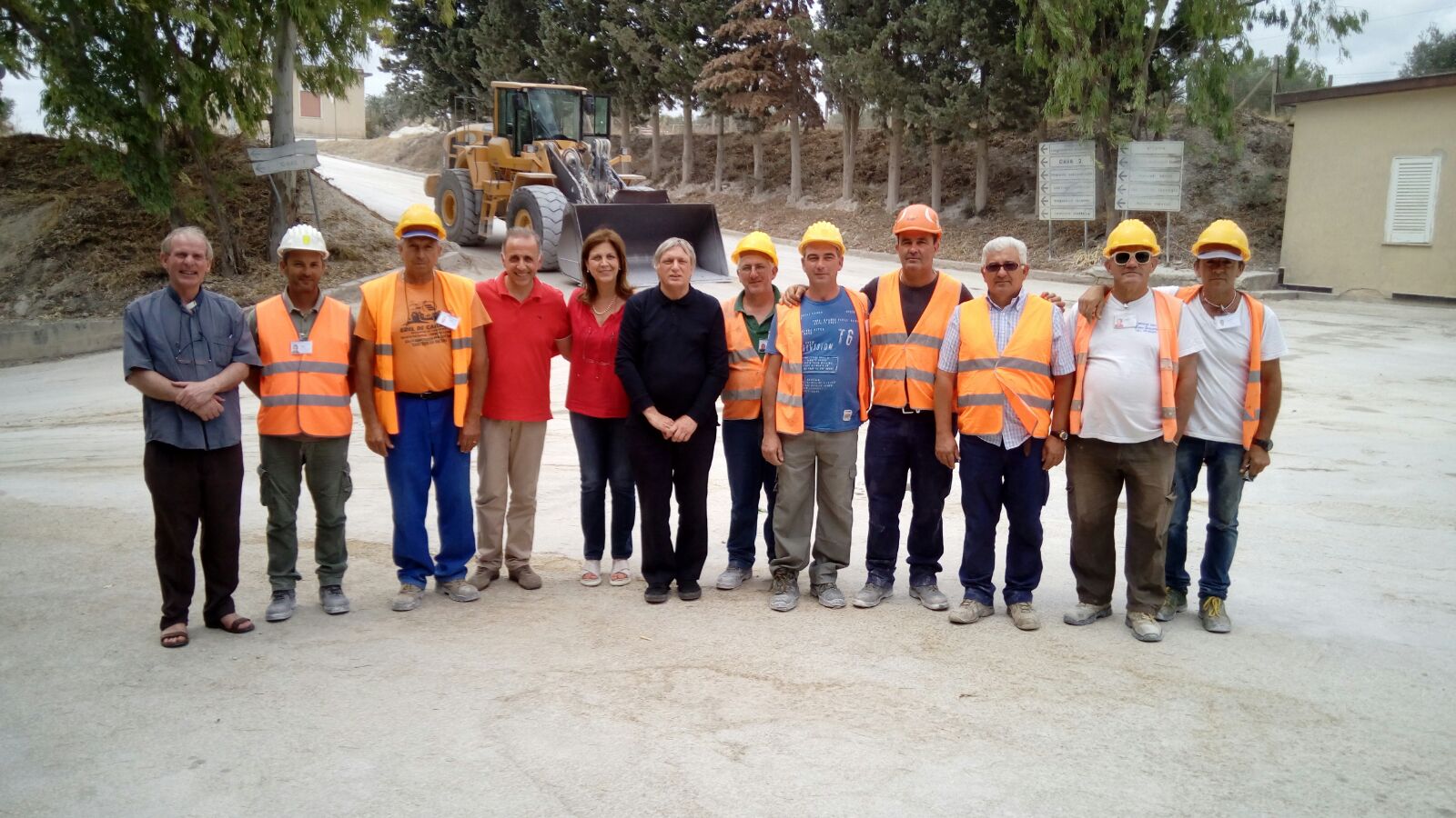Visita a sorpresa di Luigi Ciotti alla Calcestruzzi Belice Srl, il suo abbraccio ai lavoratori