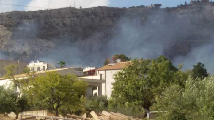 Sterpaglie a fuoco in via dei Frassini, fiamme lambiscono le abitazioni