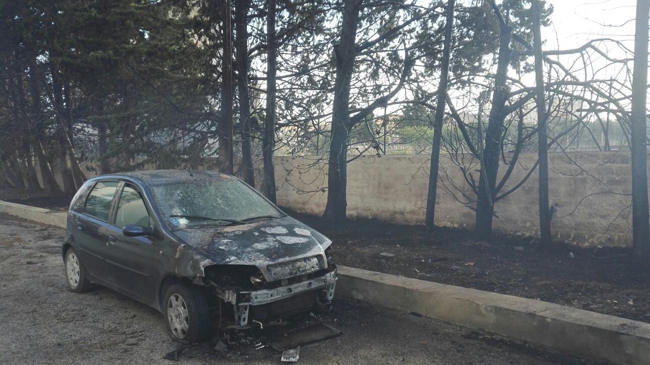 Il proprietario dell'auto incendiata a Isabella fa causa al proprietario dell'area incolta (ma anche al Comune)