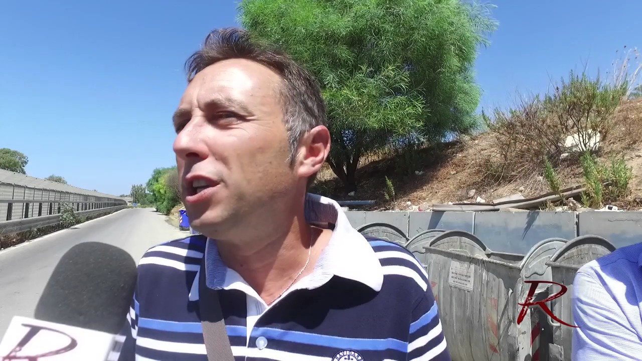 Puzzano di pesce i cassonetti all'ingresso di contrada Bordea bagnata da una perdita idrica