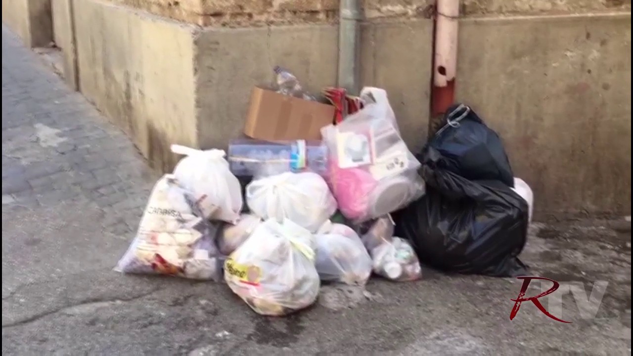 Cartoline d'agosto a Sciacca: sacchetti di pattume sulle piazze, negli angoli del centro e non è solo colpa del sistema