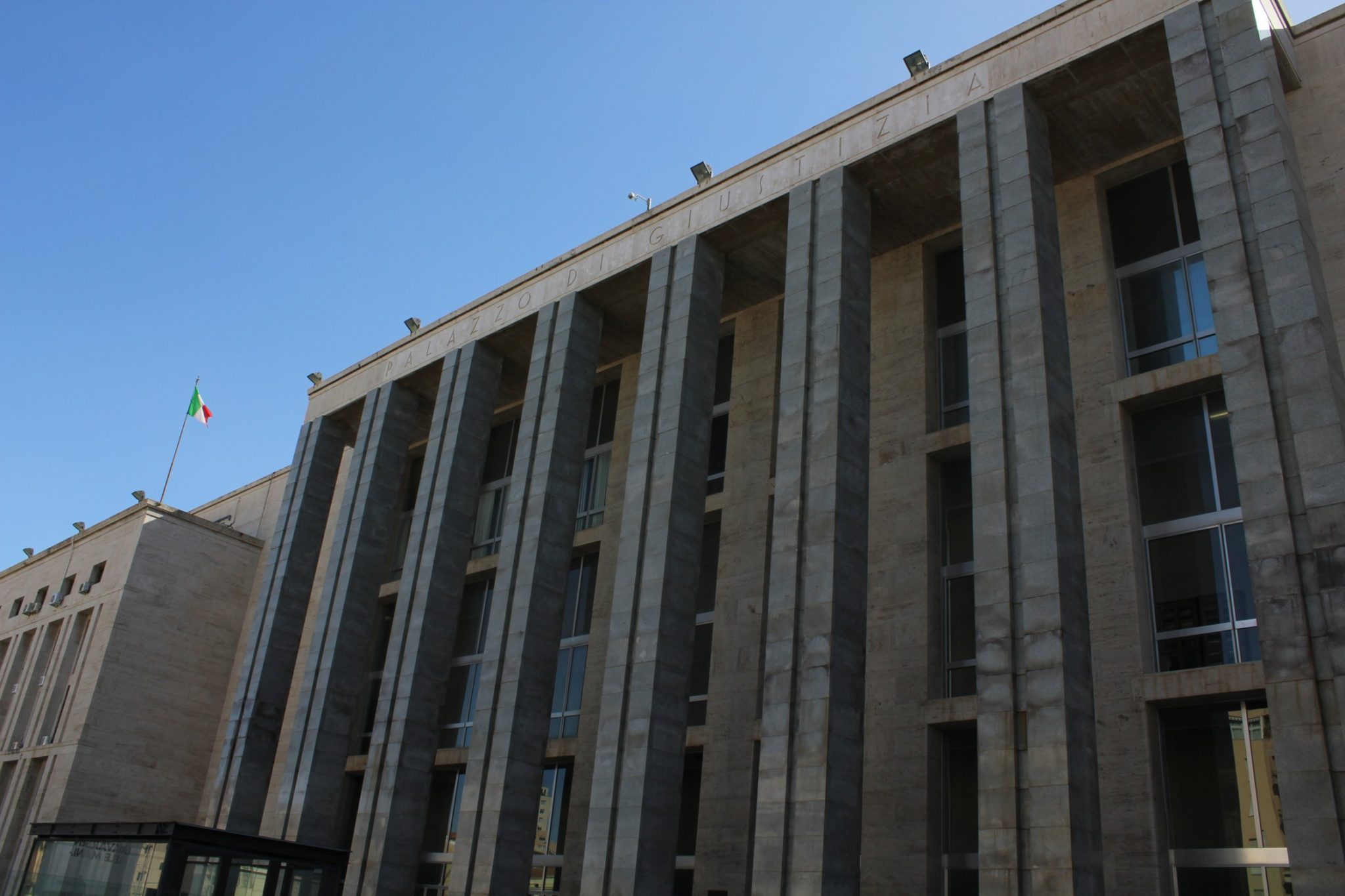 Si intrufola in un appartamento per rubare arrampicandosi per tre piani di un palazzo, arrestato un palermitano