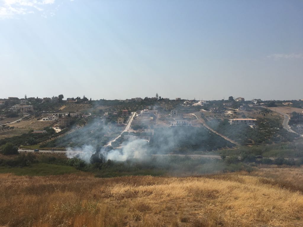 Principio d' incendio in contrada Foggia, subito domato