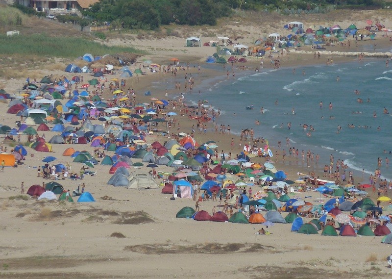 Ferragosto a Menfi, proibiti falo' e campeggio ma il Comune mette il deejay