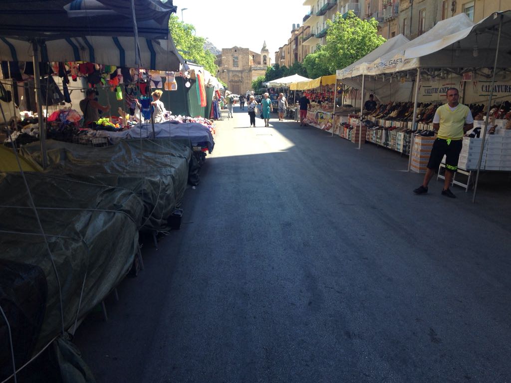 Di Paola e Bonomo: "Basta bancarelle di Ferragosto in Viale della Vittoria, basta caos e degrado"