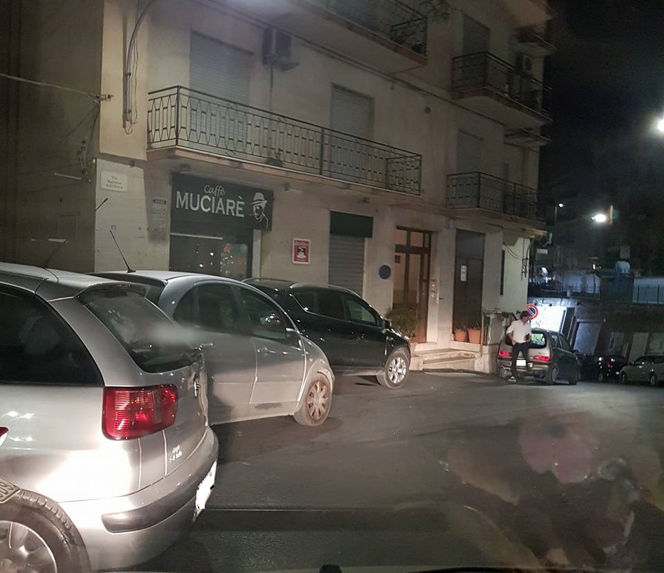 Il parcheggio selvaggio a Ferragosto, "ricordi" dal far-west di Porta Palermo (e non solo)