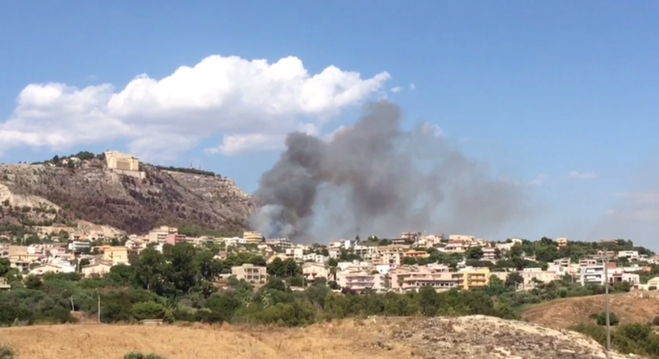 Tornano le fiamme sul Monte Kronio: ennesimo incendio nell'area boschiva