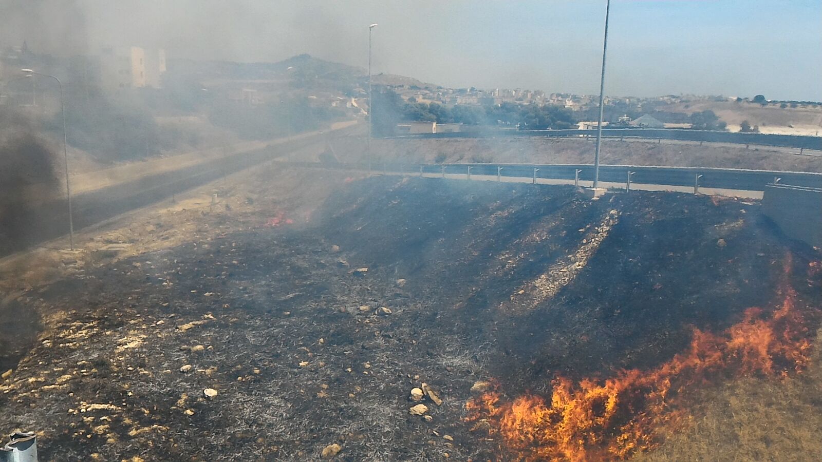Fiamme a Salinella, i Vigili del fuoco hanno già messo in sicurezza la zona