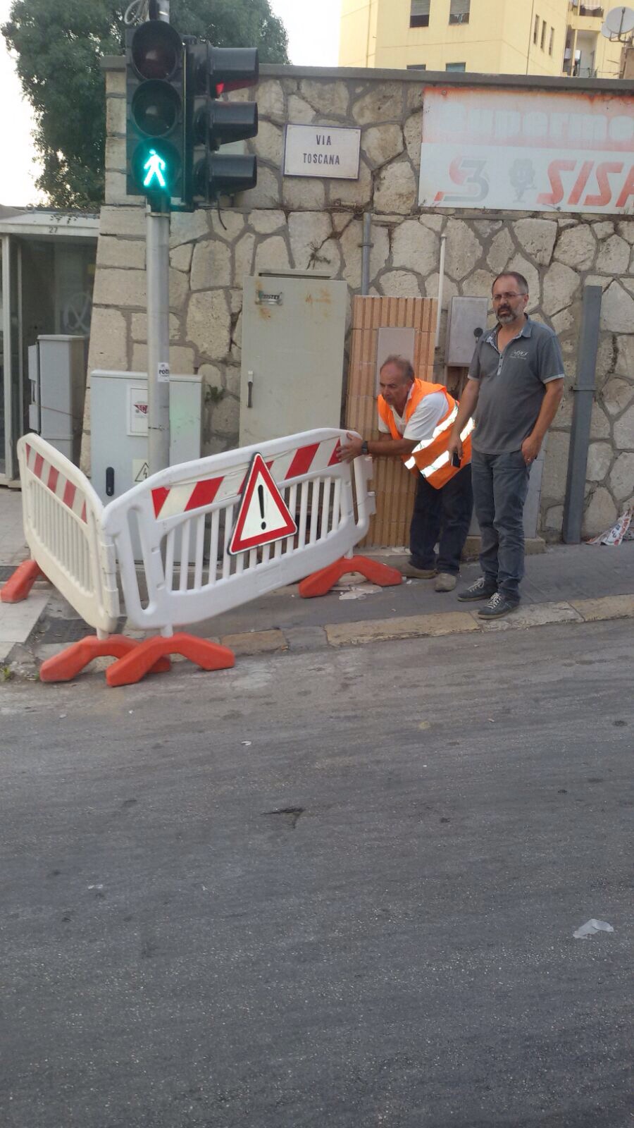 Marciapiede scivoloso in via Cappuccini, cade Ambrogio e arrivano le transenne