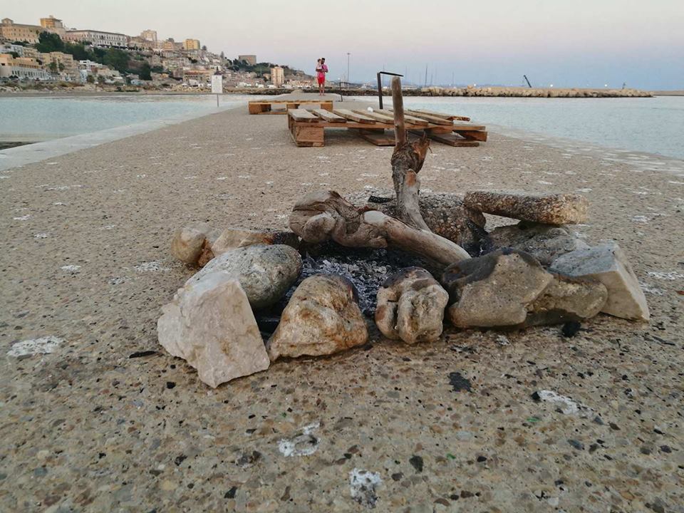 Barbecue sul molo (transennato) dello Stazzone. Naturalmente i resti della grigliata non sono stati rimossi