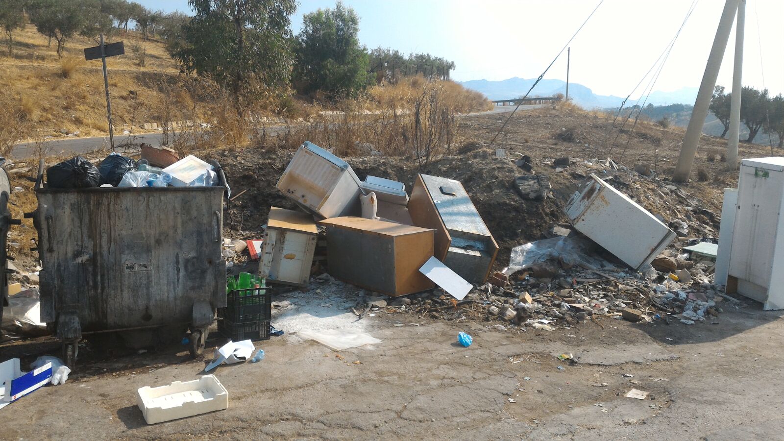 La fiera del degrado a Raganella, tra rifiuti di ogni tipo ed elettrodomestici usati