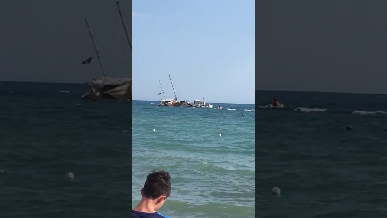 Barca a vela si incaglia sugli scogli a Sovareto, salvi gli occupanti (video)