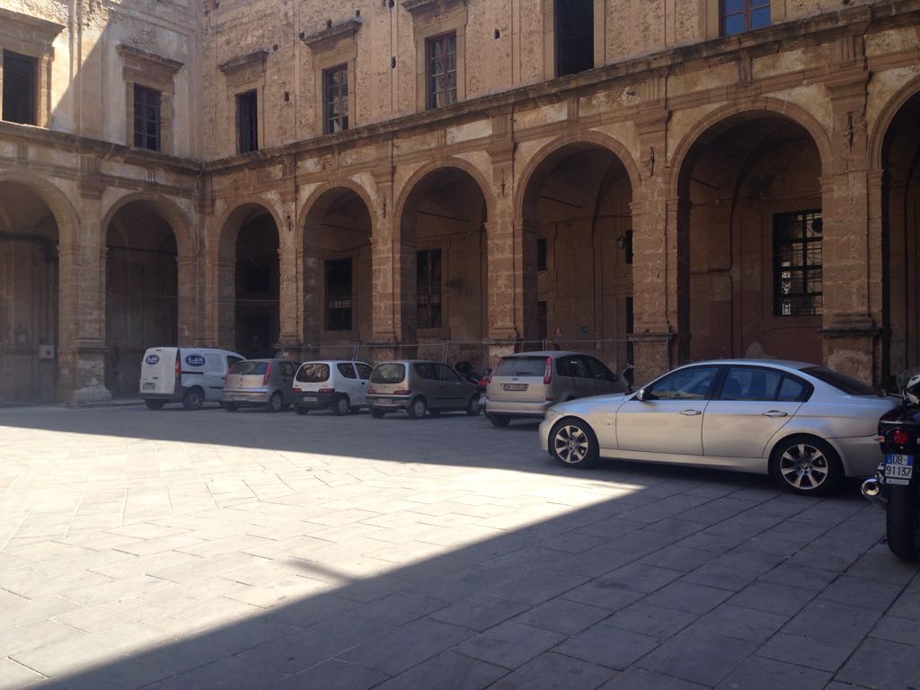Si torna a parcheggiare nell'atrio inferiore del Comune, Milioti chiede chiarimenti