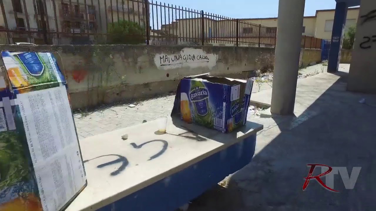 Parcheggio via Catusi, piu' rifiuti e degrado che auto posteggiate